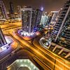 Dubai, nachtfoto met lichtsporen van auto's van Inge van den Brande