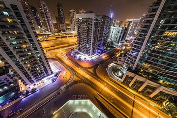 Dubai, Nachtfoto mit leichten Autospuren von Inge van den Brande