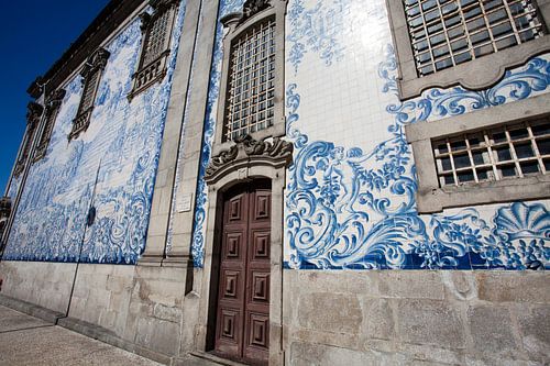 Facade decorated with blue and white tiles (azulejos) of the igreja do Carmo church in Porto, North 