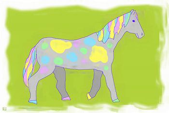 Une souris multicolore au pâturage