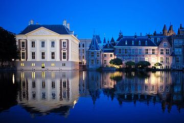Mauritshuis en 2e kamer aan de hofvijver in het donker