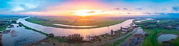 IJssel mit überlaufenden Auen bei Zwolle bei Sonnenuntergang von Sjoerd van der Wal Fotografie