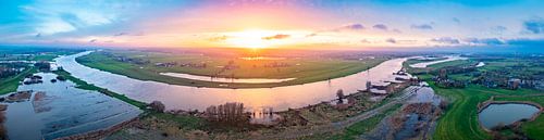 IJssel met overlopende uiterwaarden bij Zwolle tijdens zonsondergang