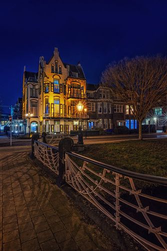Hotel Molendal in Arnhem tijdens het  blauwe uur staand