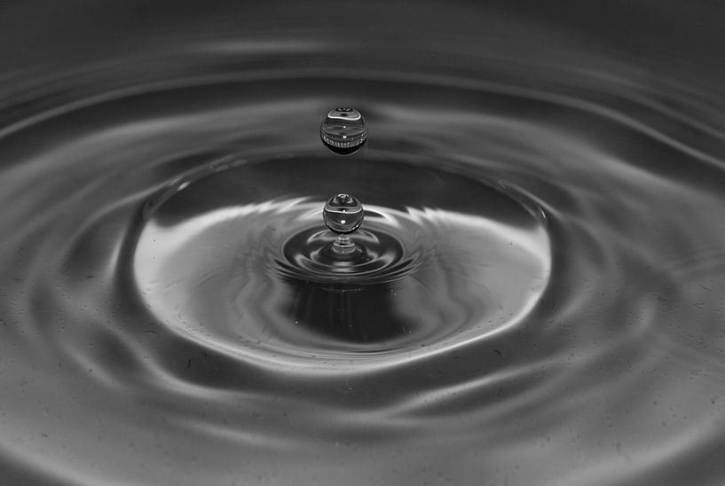 Falling water droplets by Wouter Kouwenberg