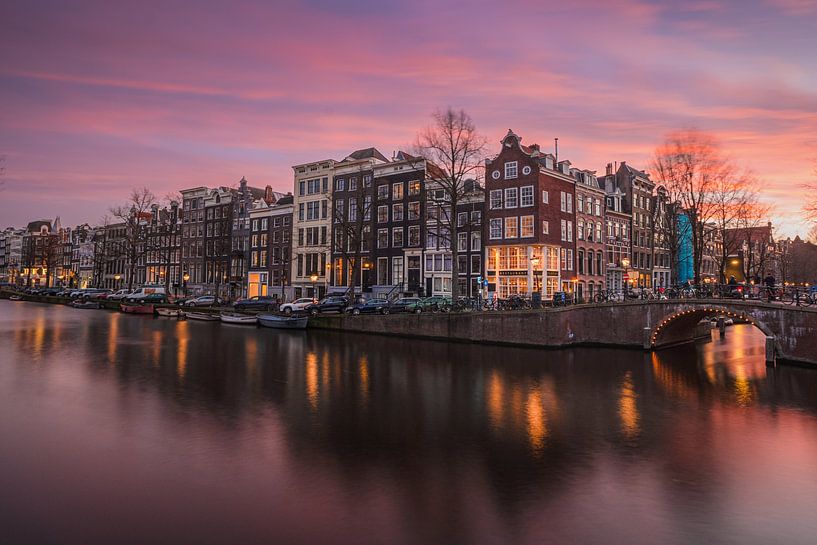 Roze zonsondergang Amsterdam op hoek van Leidsegracht en Keizersgracht van Thea.Photo