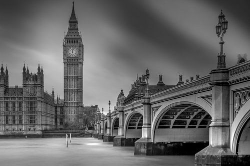 Big Ben en Westminster Bridge van Roger Hamblok