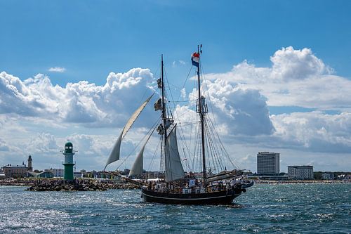 Zeilschepen op de Hanzezezezeilboot in Rostock
