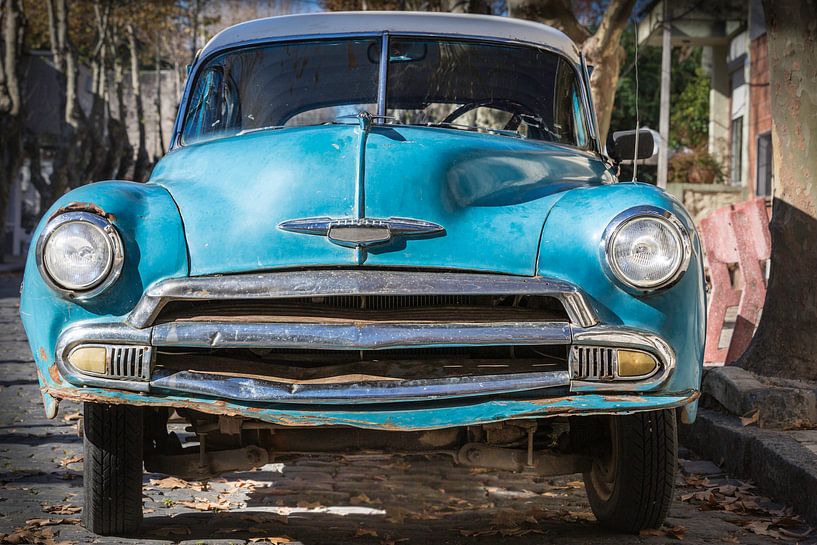 Voorkant van klassieke Chevrolet de Luxe 1952 in de straten van Uruguay van Jan van Dasler