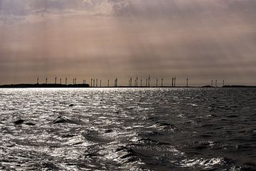 Het Volkerak met zicht op de windmolens van de Philipsdam. van Saskia Strack