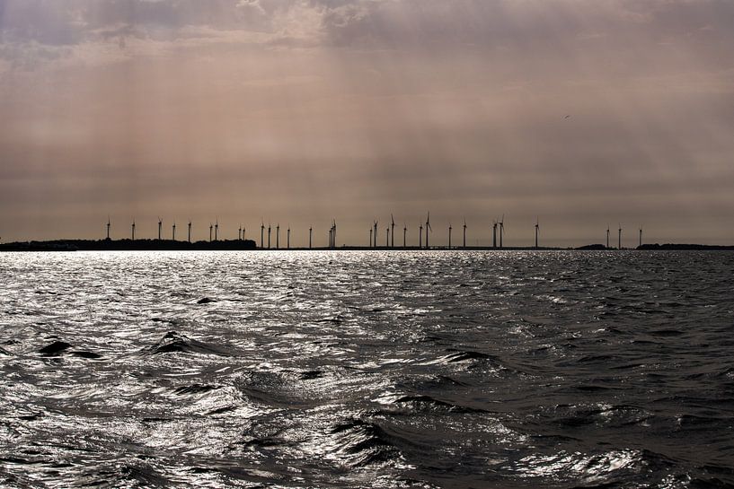 Het Volkerak met zicht op de windmolens van de Philipsdam. van Saskia Strack