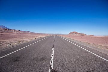 Lege weg in de Atacama woestijn by Armin Palavra