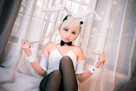 Japanerin im sexy Cosplay-Anzug von Atelier Liesjes