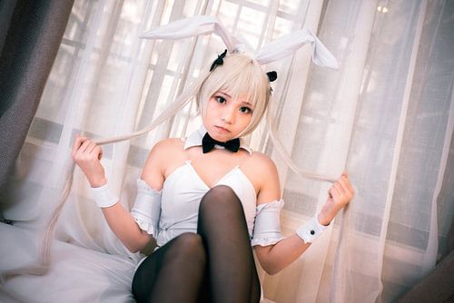 Jeune fille japonaise en costume de cosplay sexy
