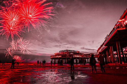 Vuurwerk op de zee bij Scheveningen Pier 