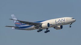 LAN Cargo Boeing 777F vrachtvliegtuig. van Jaap van den Berg