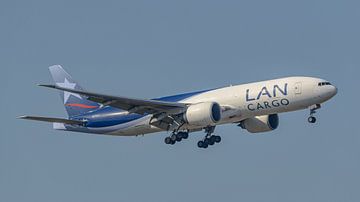 LAN Cargo Boeing 777F vrachtvliegtuig. van Jaap van den Berg