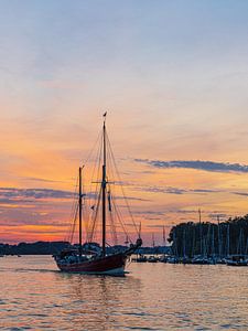 Segelschiffe auf der Warnow im Sonnenuntergang während der Hans