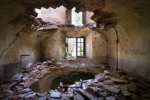 Villa avec trou dans le plancher. sur Roman Robroek - Photos de bâtiments abandonnés