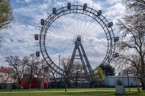 Vue sur la célèbre grande roue du Prater avec ses nacelles rouges sur Patricia Hofmeester