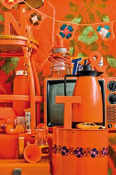 Stilleven met oranje retro/vintage spulletjes. van Therese Brals