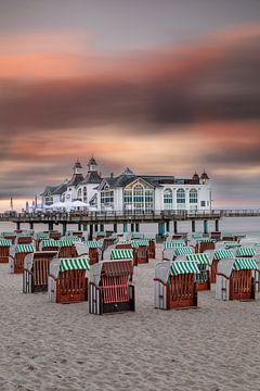 Pier op het strand van Sellin bij zonsondergang van Markus Lange