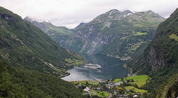 Uitzicht op de Geirangerfjord, Noorwegen van Caught By Light