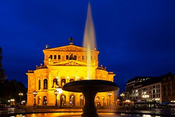 Het oude Operagebouw in Frankfurt bij nacht van ManfredFotos