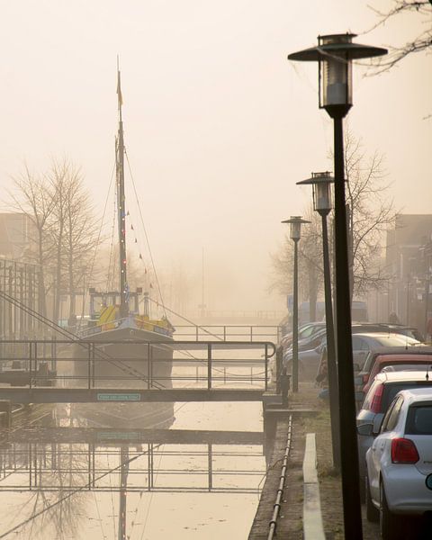 Schip in centrum Gorredijk. van Mariëtte Plat