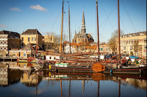 kijk op kerk vanuit  historische haven van Gouda