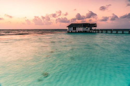 De eenzame bungalow bij zonsopgang