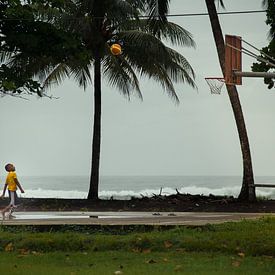 Jongens spelen basketbal naast de Caribische Zee (Costa Rica) van Nick Hartemink
