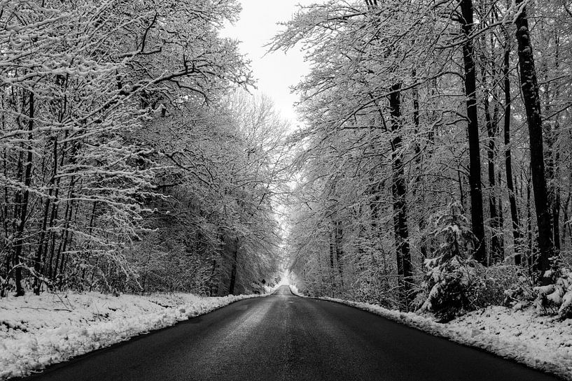 Endlose Straße im Schnee von Jeroen Berendse