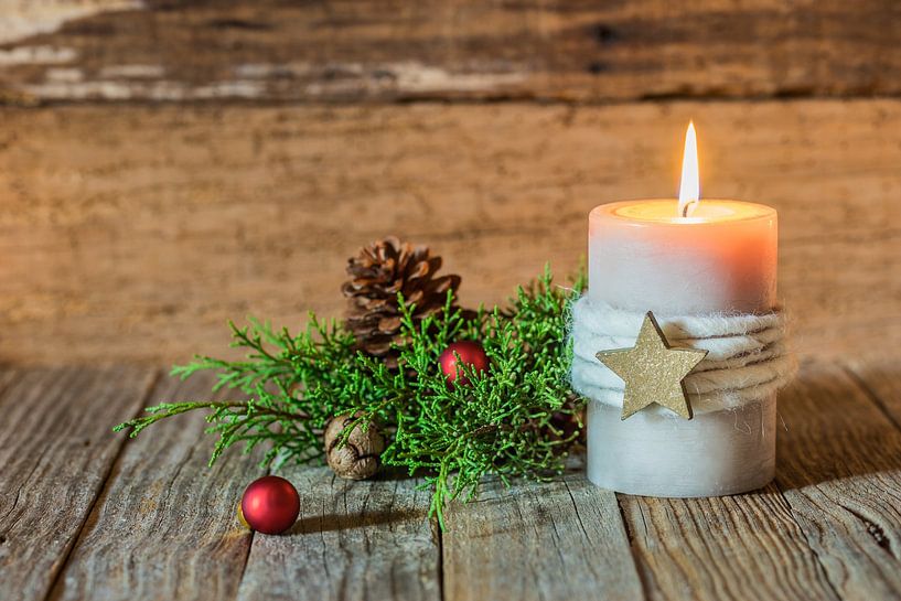 Weihnachten und Advent Kerze Flamme mit Ornamenten und hölzernen Hintergrund von Alex Winter