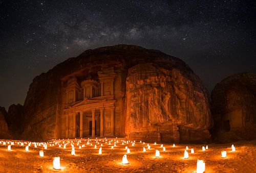 Petra bij nacht van Khalid Jamal