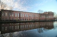 Die alte Fabrik die Garenspinnerij in Gouda mit Reflexion im Wasser von André Muller Miniaturansicht