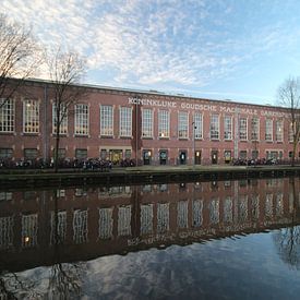 L'ancienne usine de la Garenspinnerij à Gouda avec des reflets dans l'eau sur André Muller