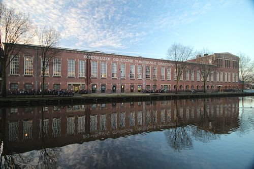 Die alte Fabrik die Garenspinnerij in Gouda mit Reflexion im Wasser
