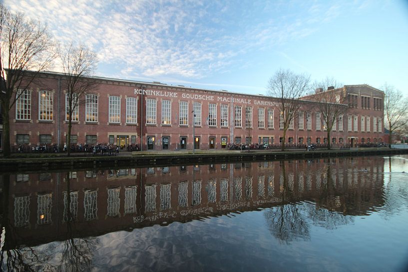 Die alte Fabrik die Garenspinnerij in Gouda mit Reflexion im Wasser von André Muller