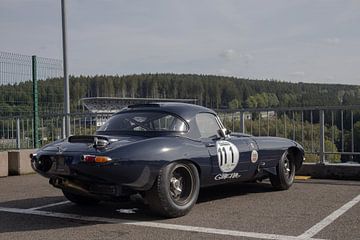 Jaguar E-type in Spa-Francochamps II van The Wandering Piston