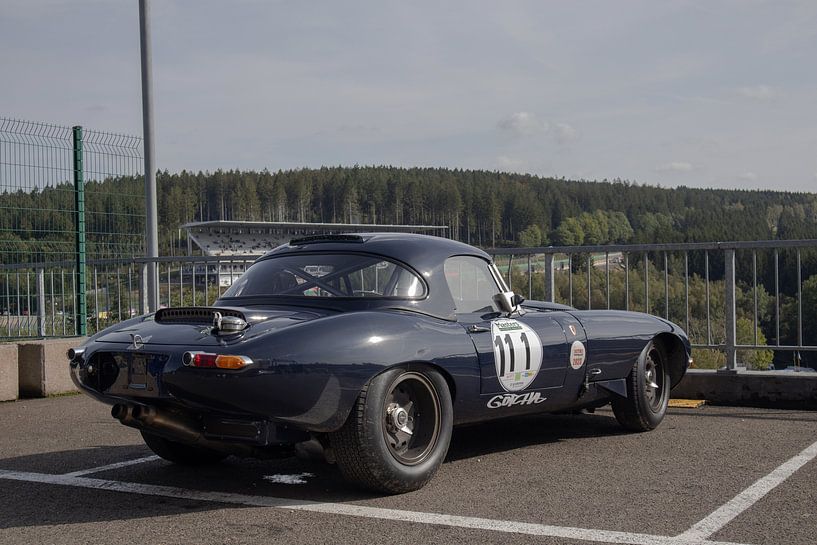 Jaguar E-type à Spa-Francochamps par The Wandering Piston