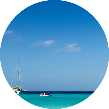 Catamaran bij klein Curacao no. 2 van Arnoud Kunst
