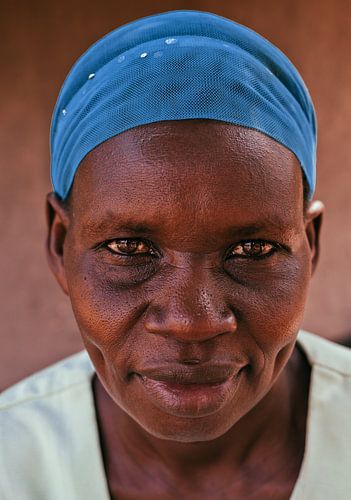 Frau in Uganda Porträt von Reinier van Oorsouw