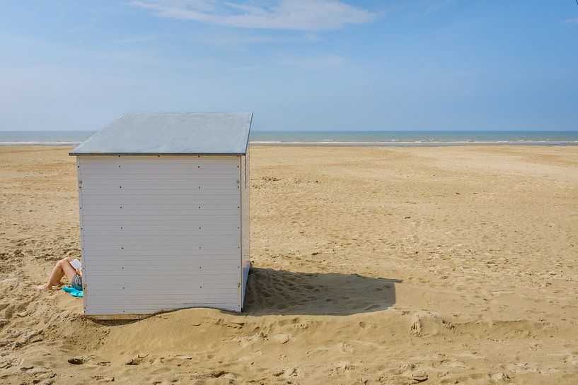 Leser in der Strandhütte am Strand von Johan Vanbockryck