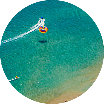 Parasailing op het eiland Rhodos in Griekenland van Werner Dieterich