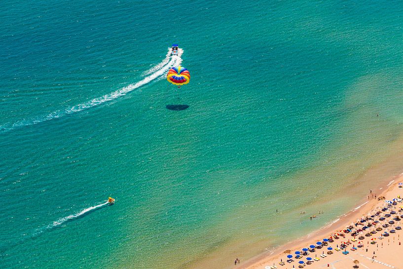 Parasailing op het eiland Rhodos in Griekenland van Werner Dieterich