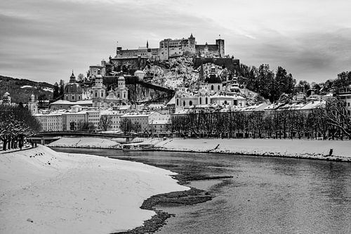 La forteresse Hohensalzburg en noir et blanc
