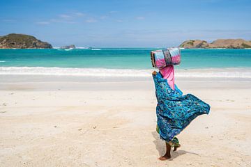 Saleswoman at the beautiful Tanjung Aan beach in Lombok by Shanti Hesse