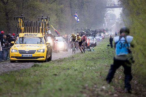 Wout van Aert gets some help