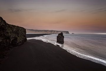 Kirkjufjara Island schwarzer Sandstrand von Leon Brouwer